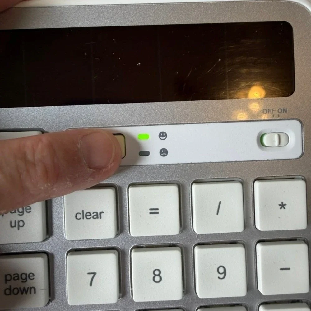 Logitech K750 Wireless‎ Solar Keyboard for Mac 920-003472 w/Dongle Tested